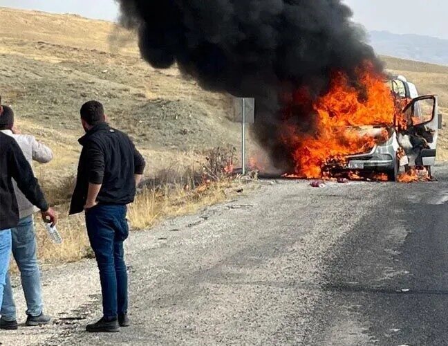 Van'da seyir halindeki bir yolcu minibüsü, henüz belirlenemeyen bir nedenle