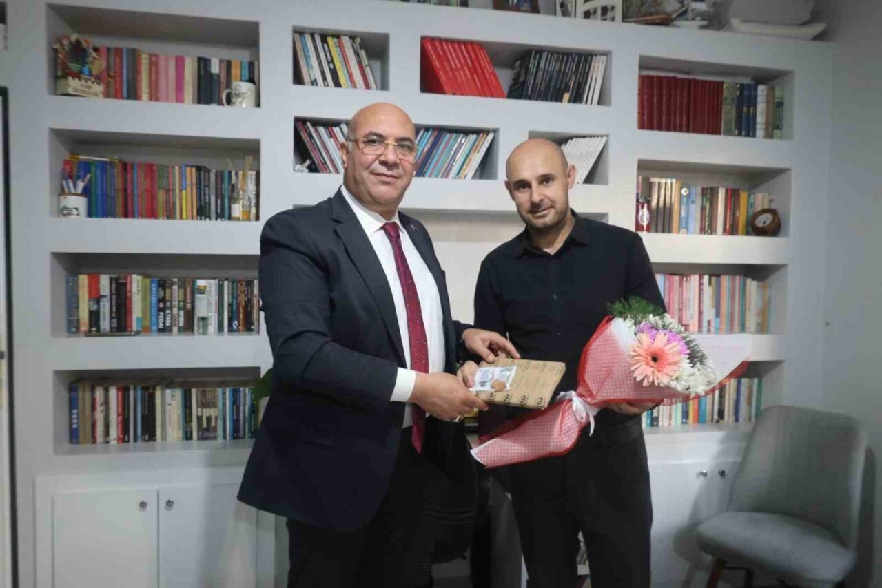 Van İl Milli Eğitim Müdürü, bıçaklı saldırıya uğrayan öğretmeni evinde ziyaret etti