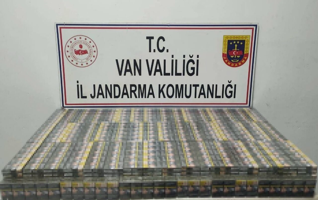 Van’ın Başkale ilçesinde jandarma, bir araçta yaptığı denetimde 1,980 paket