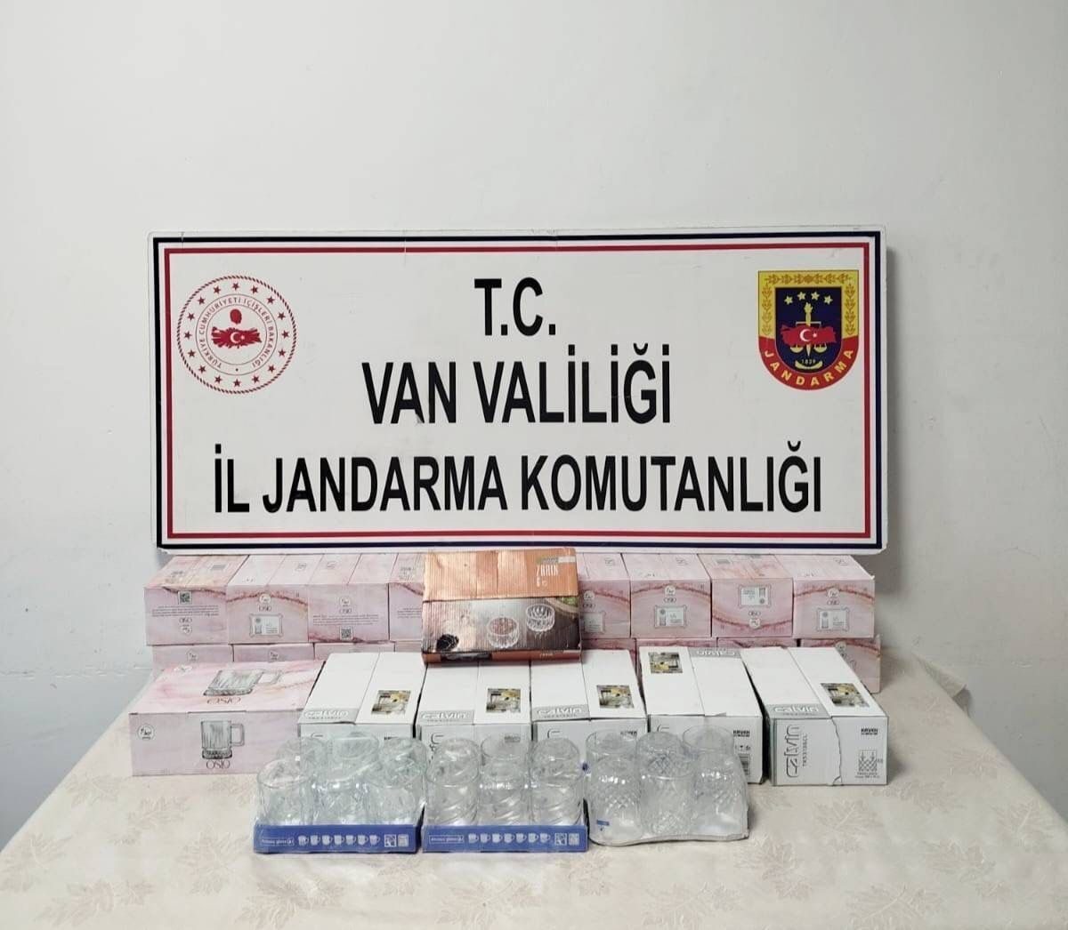 Van'da jandarma ekiplerinin düzenlediği operasyonlarda 304 paket kaçak sigara, 45