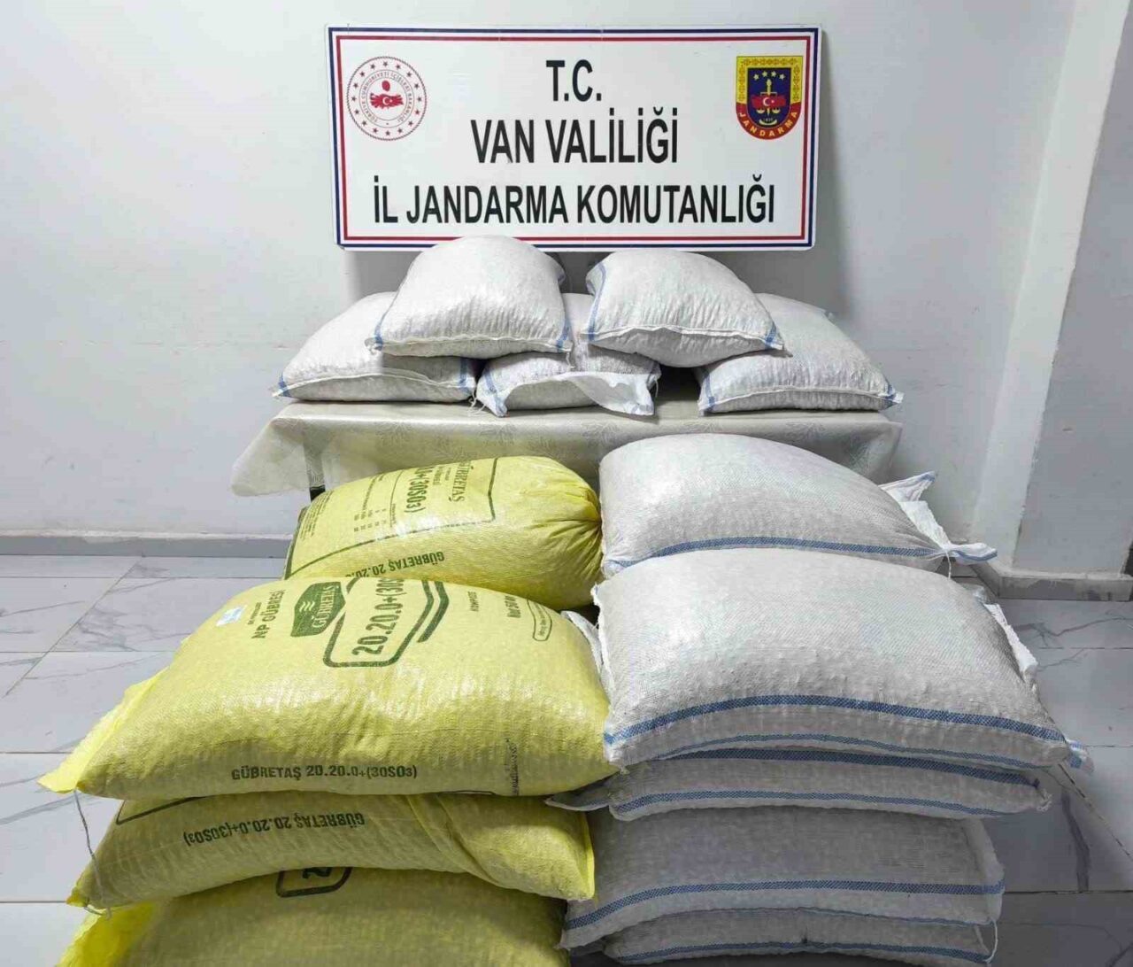 Van'da jandarma ekipleri, gümrük kaçakçılığına yönelik operasyonlar düzenleyerek toplam değeri