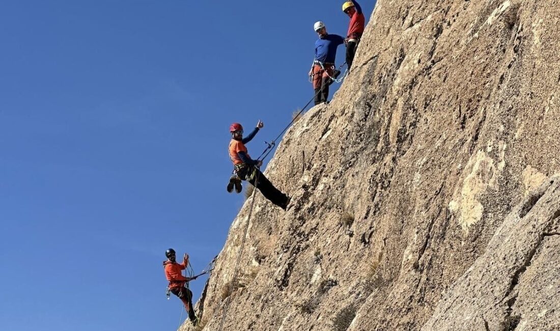 Türkiye Dağcılık Federasyonu tarafından Van'da düzenlenen çok ip boylu kaya