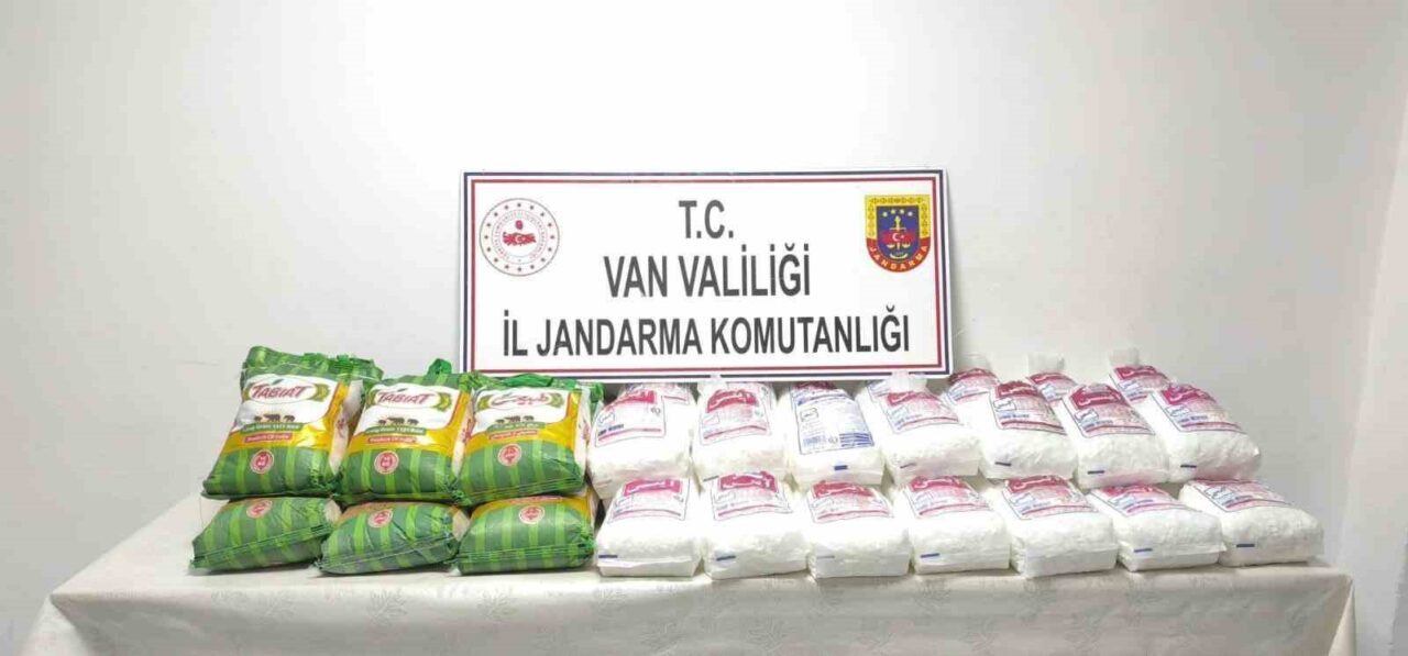 Van'ın Başkale ilçesinde jandarma, gümrük kaçağı eşya ve gıda maddeleri