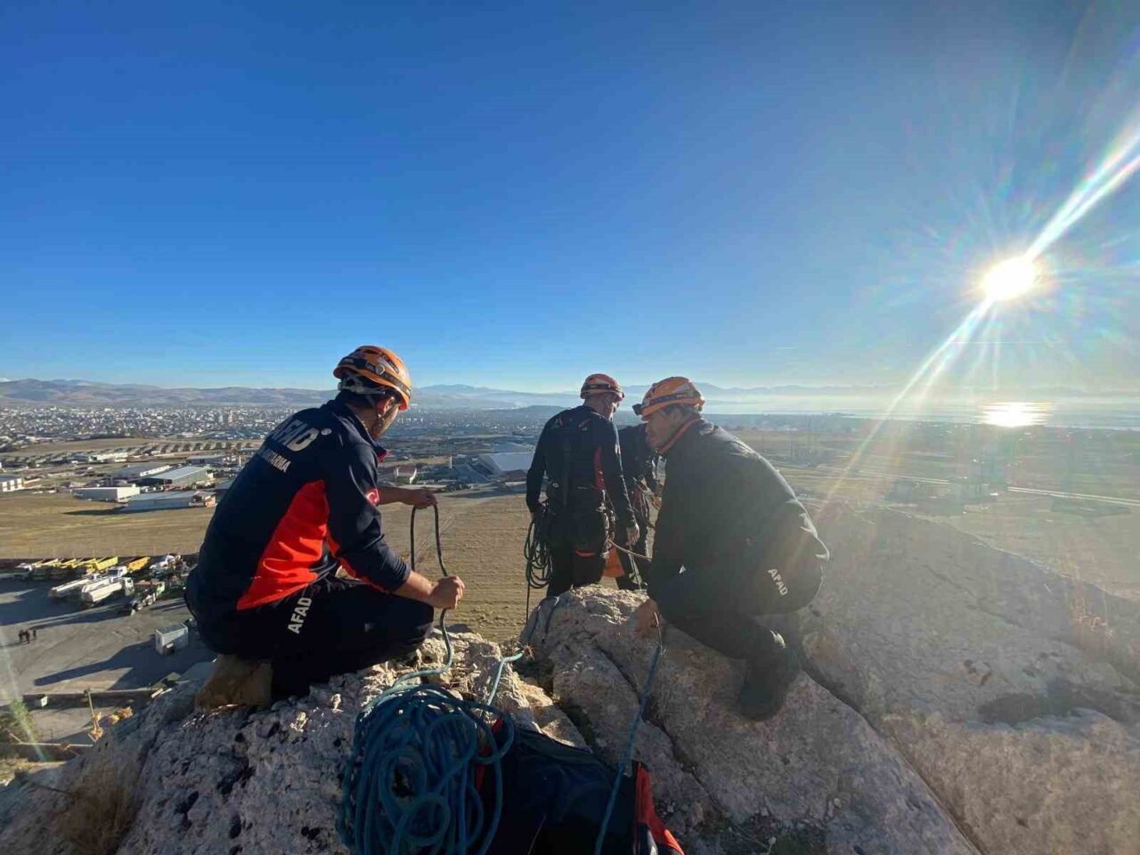 Van’ın Tuşba ilçesinde kayalıklarda mahsur kalan Ş.B., ekiplerin 3.5 saatlik