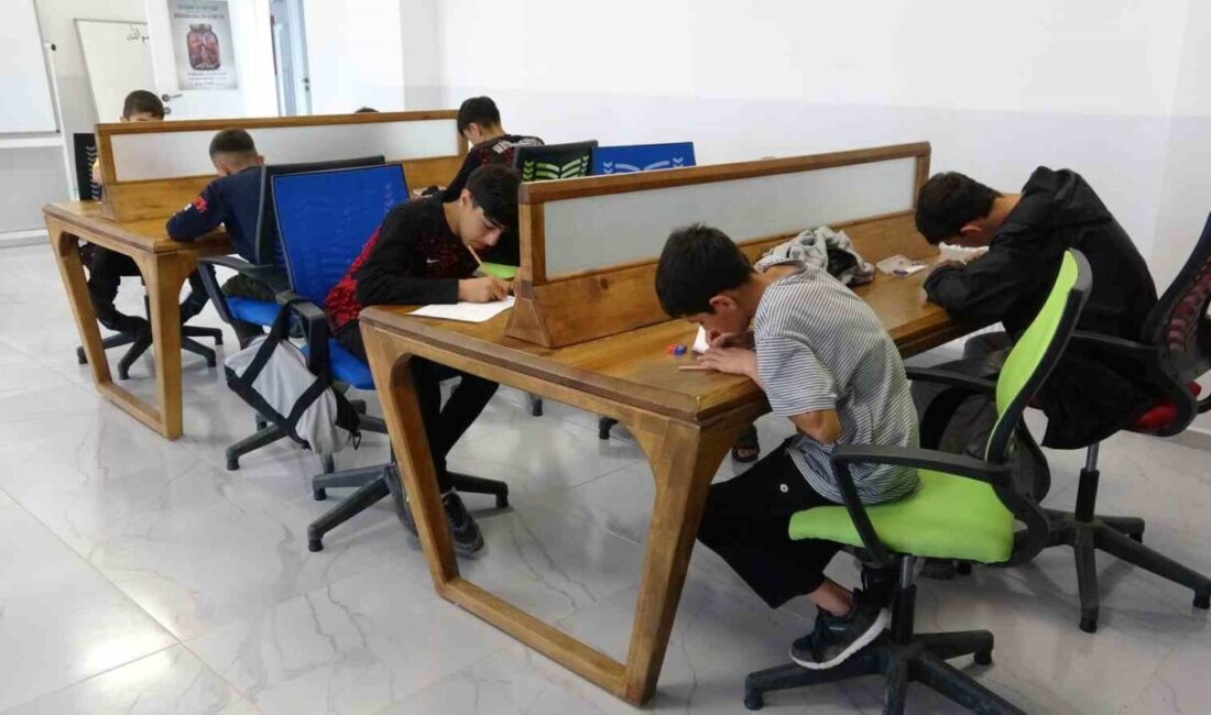 Süphan Gençlik Merkezi’nde Ara Tatil Etkinlikleri Kapsamında Öğrencilere Dini Bilgiler Sınavı Düzenlendi Süphan Gençlik Merkezi'nde, ara tatil süresince düzenlenen eğitsel etkinlikler ve