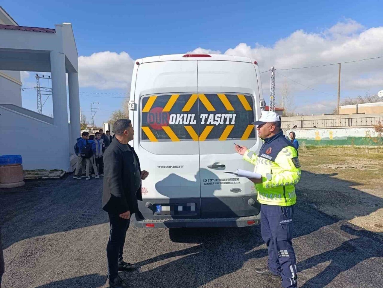 Van'ın Edremit ilçesinde jandarma, okul servislerini denetledi. Van İl Jandarma