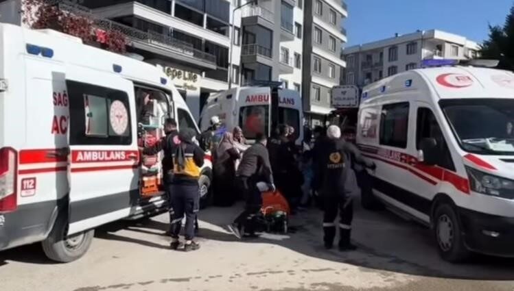 İpekyolu’nda Otopark Yangını: 29 Kişi Dumandan Etkilendi, 20’si Hastaneye Sevk Edildi Van'ın İpekyolu ilçesindeki bir otoparkta çıkan yangında 29 kişi dumandan