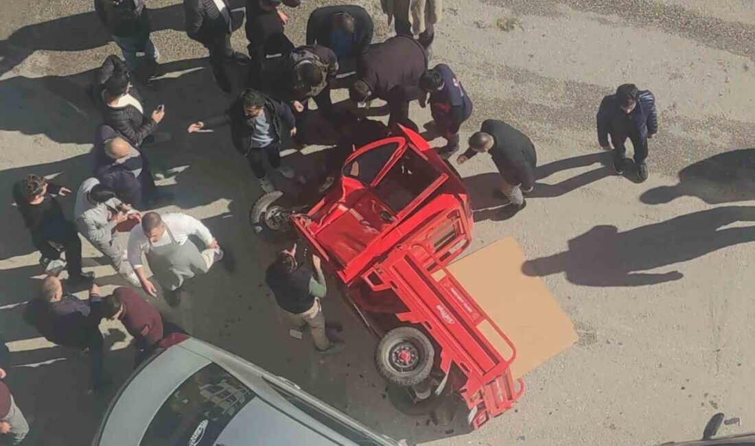 Van'ın İpekyolu ilçesinde bir otomobil, elektrikli motosiklete çarparak iki park