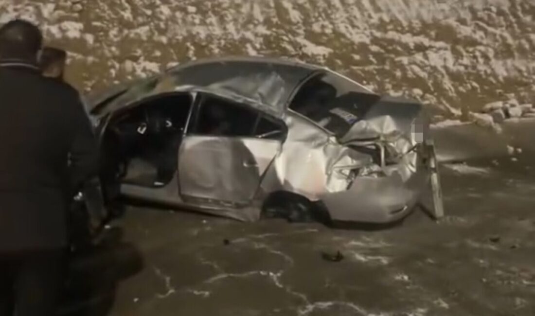 Van-Hakkari karayolunda otomobilin takla atması sonucu iki kişi yaralandı Van-Hakkari karayolundaki Güzeldere tüneli yakınlarında meydana gelen kazada, kar ve