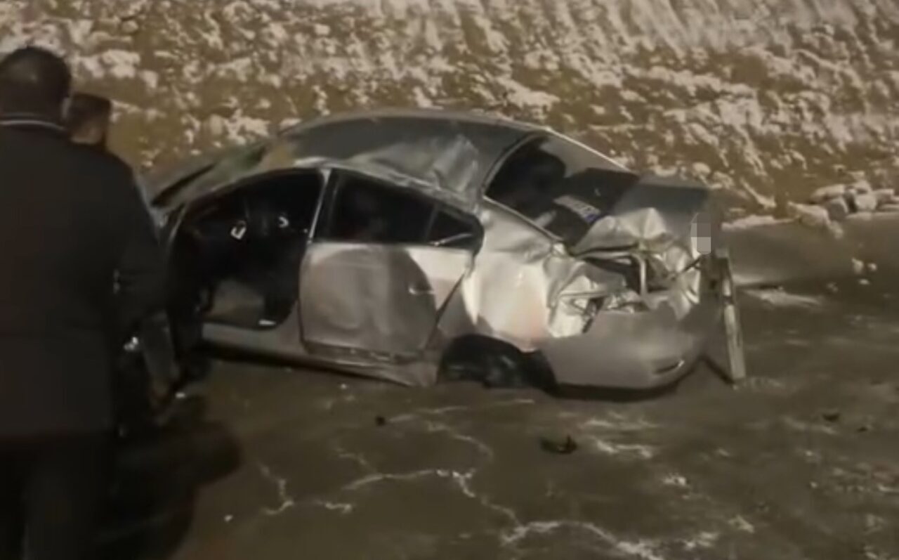 Van-Hakkari karayolundaki Güzeldere tüneli yakınlarında meydana gelen kazada, kar ve