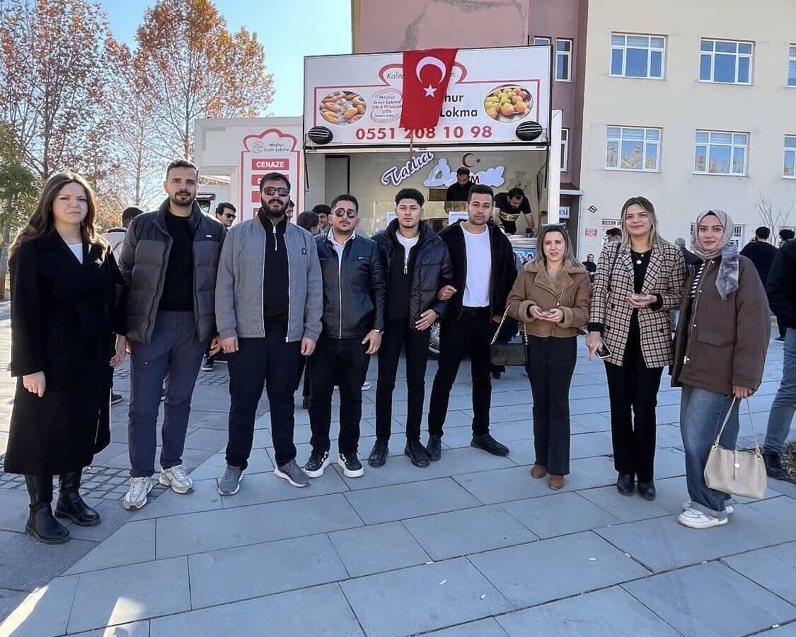 Van Yüzüncü Yıl Üniversitesi'nde gönüllü öğrenciler, Gürcistan'da düşen C-130 uçağında