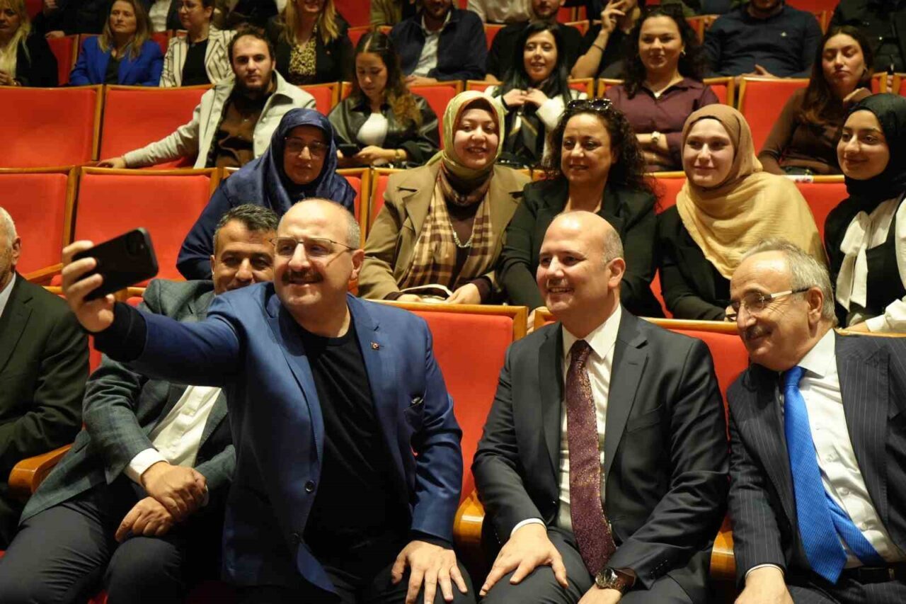 Mustafa Varank, Türkiye'nin sağlıklı muhalefet eksikliğini vurgulayarak, muhalefetin iktidarın yaptığı