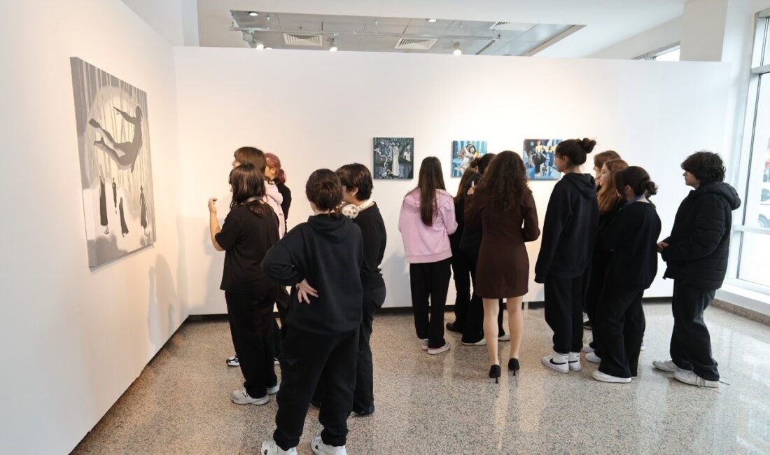 Küçükçekmece Belediyesi'nin Sefaköy Galeri Küp, Elif Çelebi'nin "Varlığın Arayüzü" sergisine