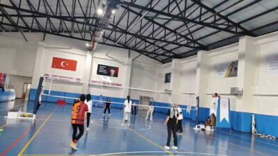 Muş'un Varto ilçesindeki voleybol antrenmanları, yoğun katılımla devam ediyor. Gençlik