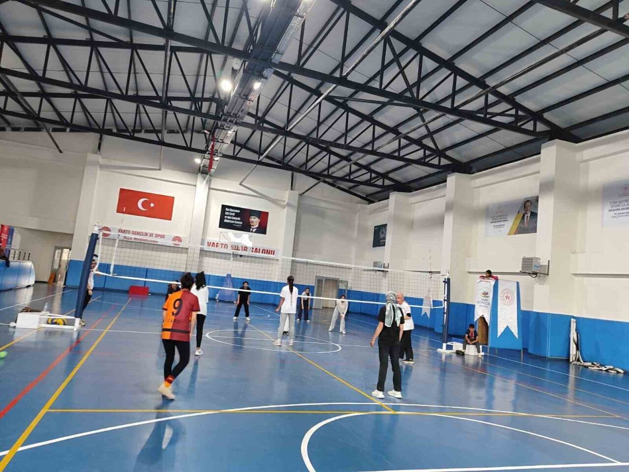 Muş'un Varto ilçesindeki voleybol antrenmanları, yoğun katılımla devam ediyor. Gençlik