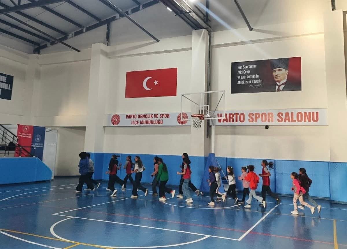 Muş'un Varto ilçesinde düzenlenen voleybol kursu, uzman antrenörler eşliğinde yoğun