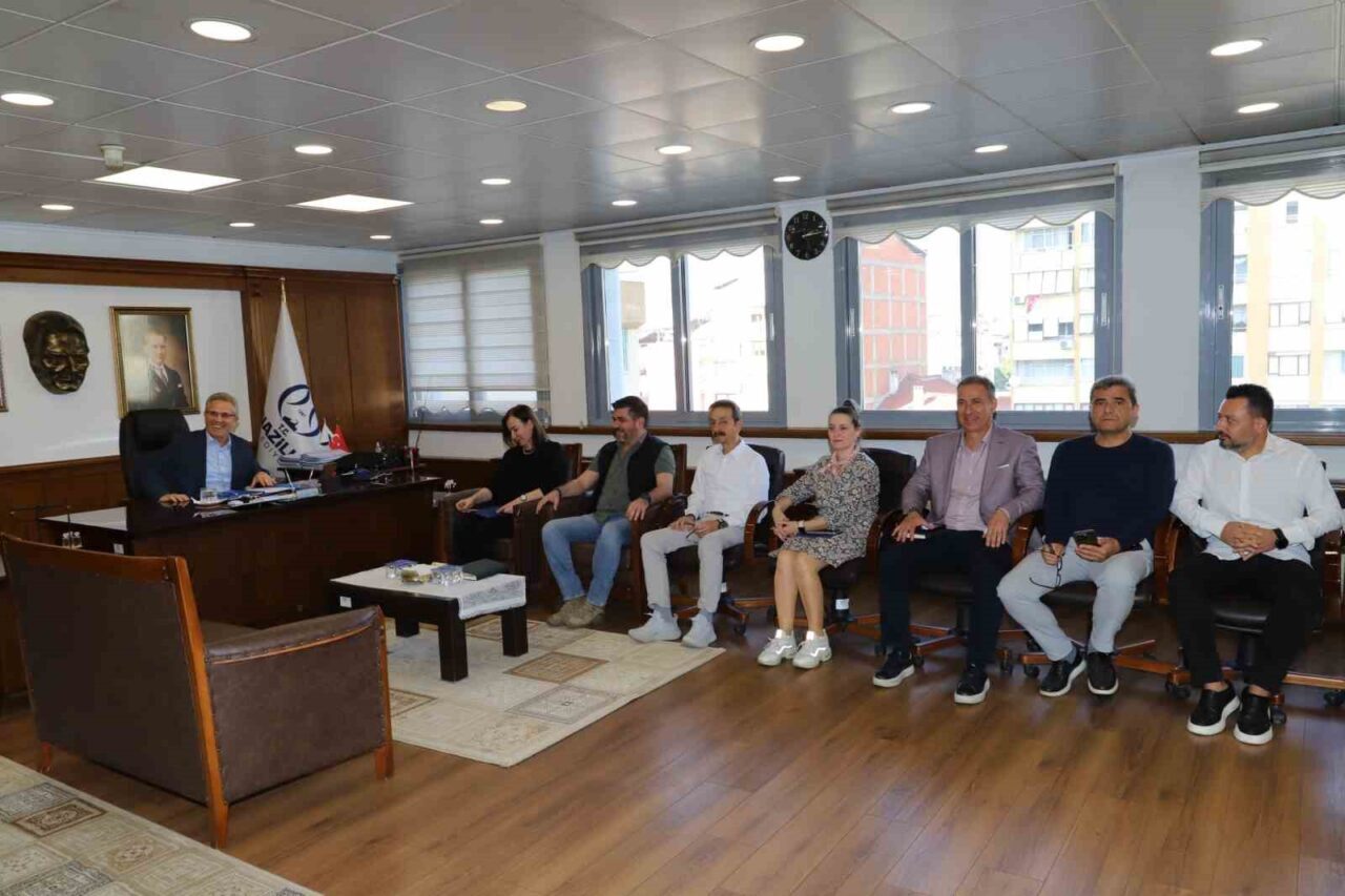 Nazilli Belediye Başkanı Dr. Ertuğrul Tetik, halk gününde vatandaşlarla bir