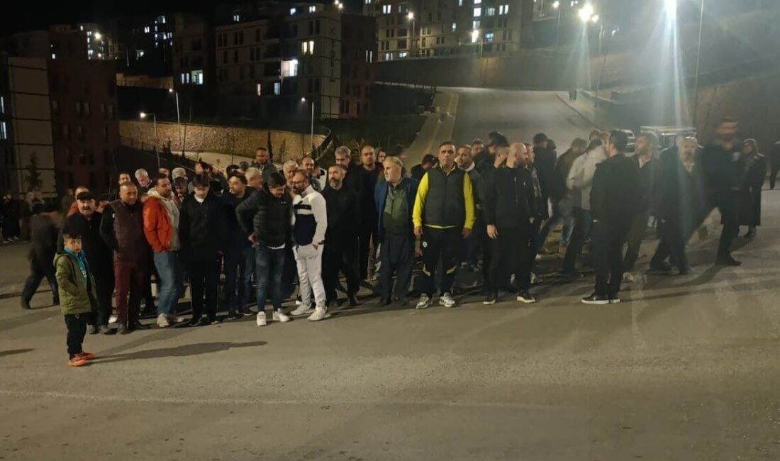 Kahramanmaraş’taki Depremzedeler, Geceleri Artırılmış Güvenlik Talep Ediyor Kahramanmaraş'ın Onikişubat ilçesindeki Önsen Mahallesi'nde deprem sonrası konutlara yerleşen vatandaşlar,