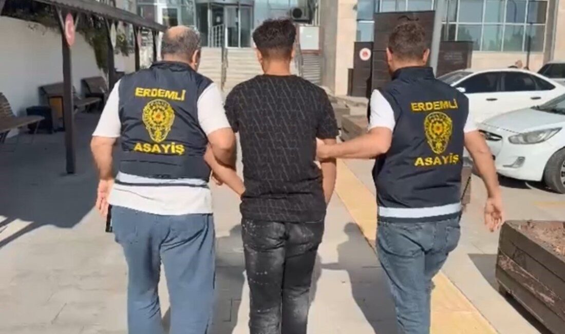 Mersin’de Yabancı Uyruklu Bir Kişiyi 700 Bin TL Dolandıran İki Şüpheli Tutuklandı Mersin'in Erdemli ilçesinde Suriye uyruklu Abdul M.'yi vatandaşlık vaadiyle dolandıran