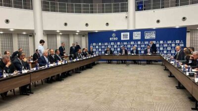 Bursa'da düzenlenen "Geleceğin Üretim Teknolojileri: Sürdürülebilirlik ve Dijitalleşme" zirvesine, Vali