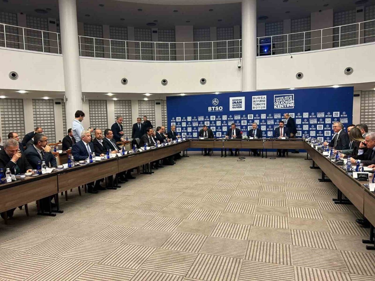 Bursa’da SANTEK tarafından düzenlenen zirve, geleceğin üretim teknolojileri ve sürdürülebilirlik konularını masaya yatırdı