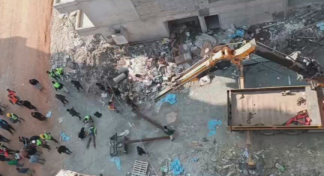 Hatay'ın Antakya ilçesinde bir şantiyede 25 metrelik vinç devrildi. Bu