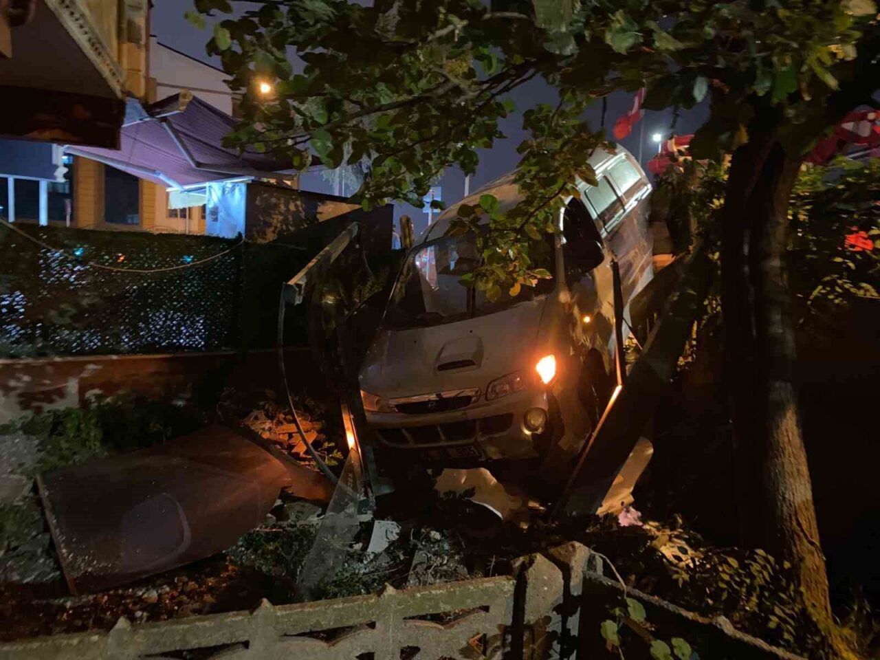 Kocaeli'nin Körfez ilçesinde iki aracın kafa kafaya çarpıştığı trafik kazasında