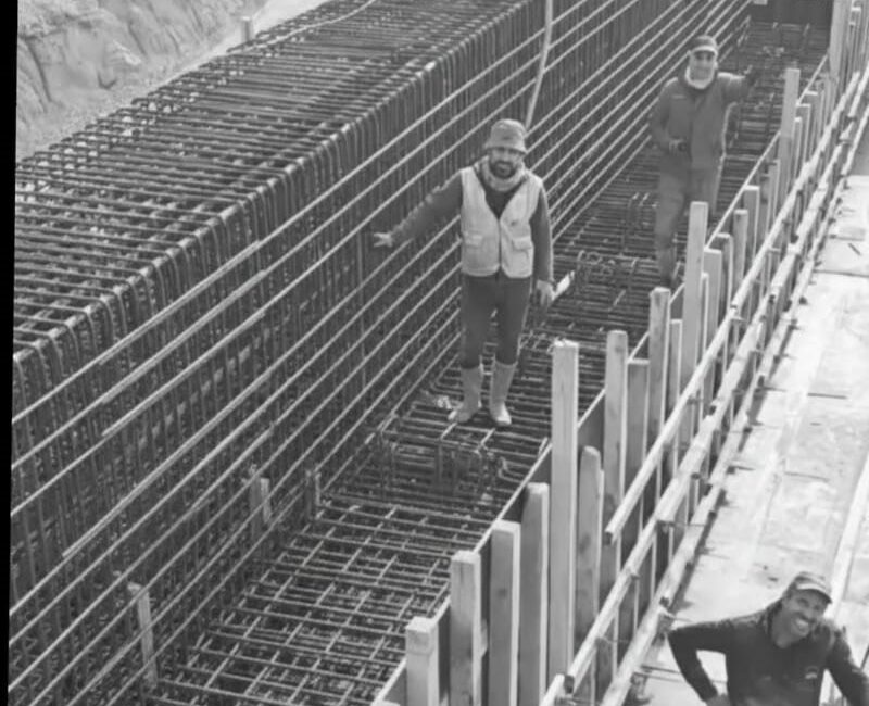 Kulp’taki Viyadük İnşaatında Çökme: 4 Ölü, 1 Ağır Yaralı ve Kazanın Öncesine Ait Hüzün Verici Pozlar Ortaya Çıktı Diyarbakır’ın Kulp ilçesindeki viyadük inşaatının çökmesi sonucu 4 kişi hayatını