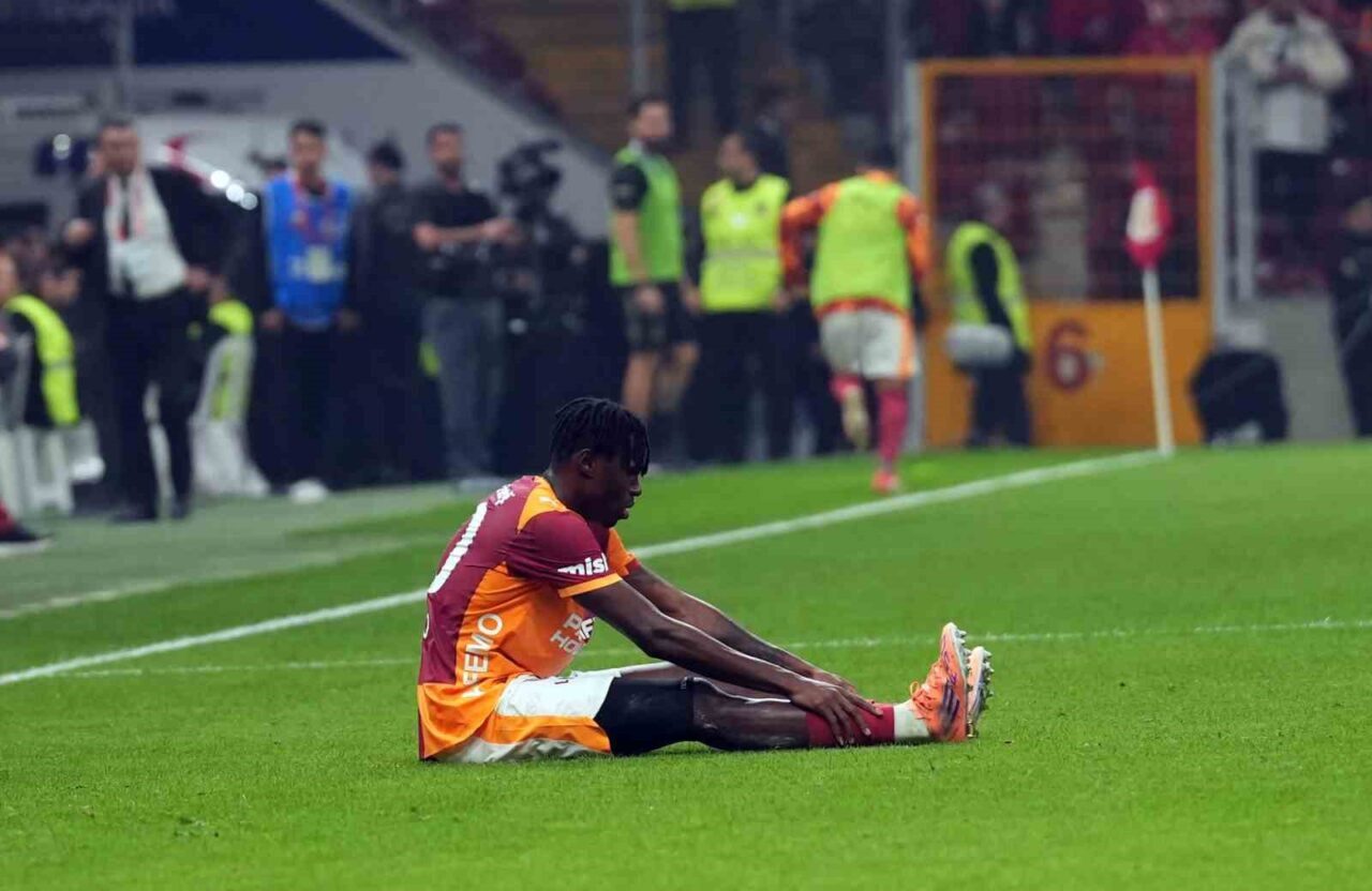 Galatasaray, Gençlerbirliği ile oynadığı maçta Wilfried Singo'nun sakatlanması üzerine 40.