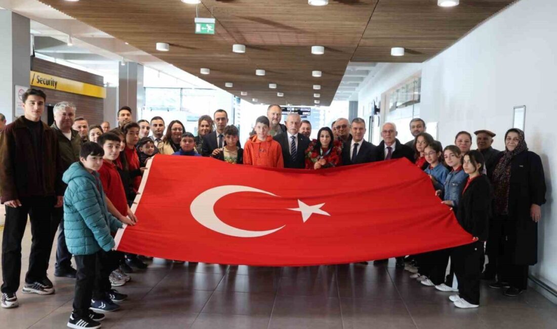 Berna Tut, Riyad’daki İslami Dayanışma Oyunları’nda kazandığı bronz madalyayla Ordu’da coşkuyla karşılandı Riyad'da düzenlenen 6. İslami Dayanışma Oyunları'nda wushu branşında dünya 3'üncüsü