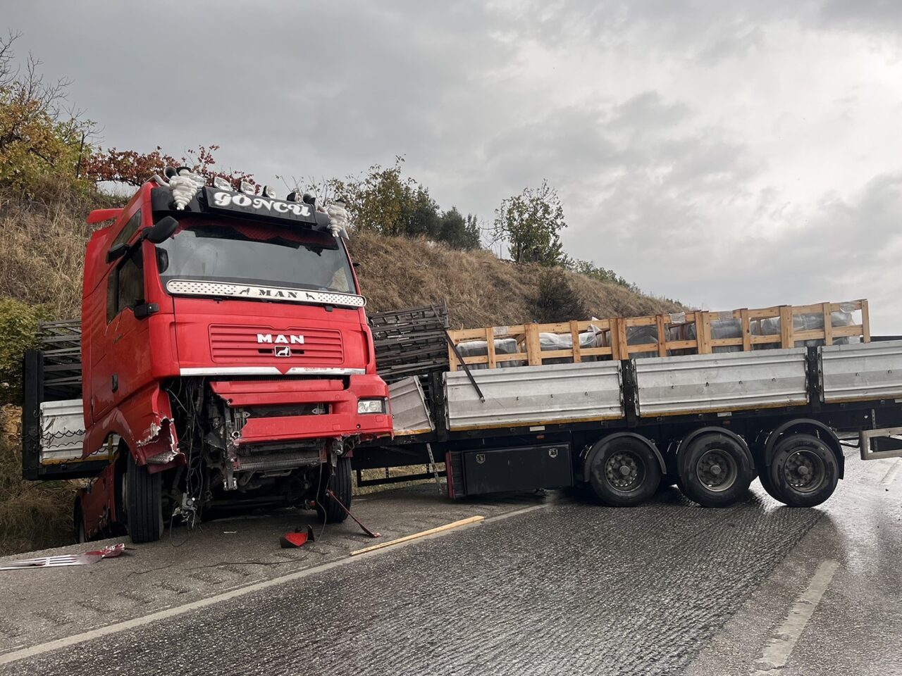 Manisa'nın Kula ilçesinde etkili yağmur nedeniyle Engin Şensözlü'nün kullandığı tır,