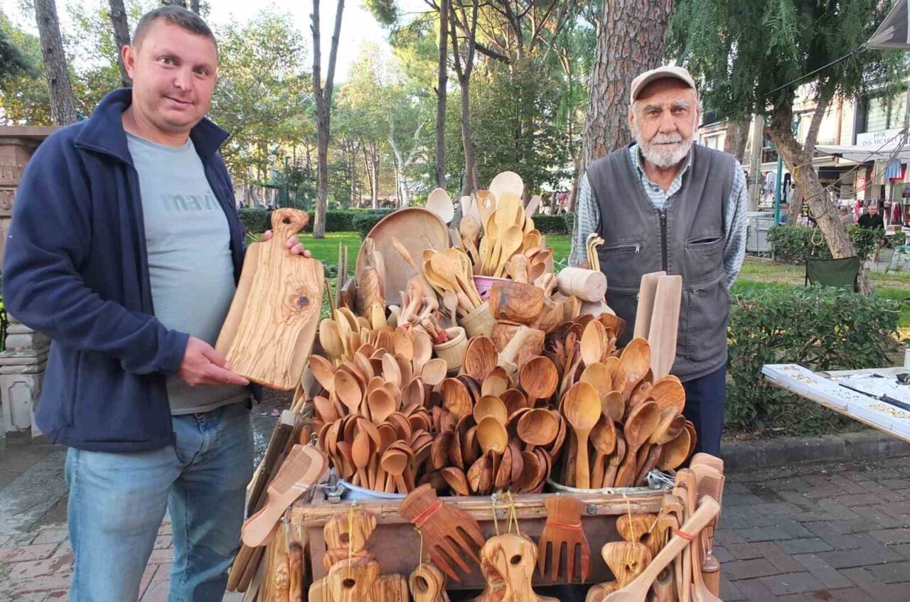 Burhaniye Pazarı'nda, Musa Bozkurt'un zeytin ağaçlarından ürettiği mutfak gereçleri büyük