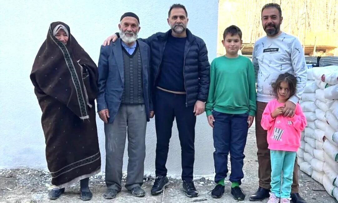 Yakutiye Belediye Başkanı Dr. Mahmut Uçar, sahadaki hizmetleri yerinde inceledi ve vatandaşların ihtiyaçlarına yönelik çalışmalarını vurguladı. Yakutiye Belediye Başkanı Dr. Mahmut Uçar, sahadaki hizmetleri yerinde denetleyerek