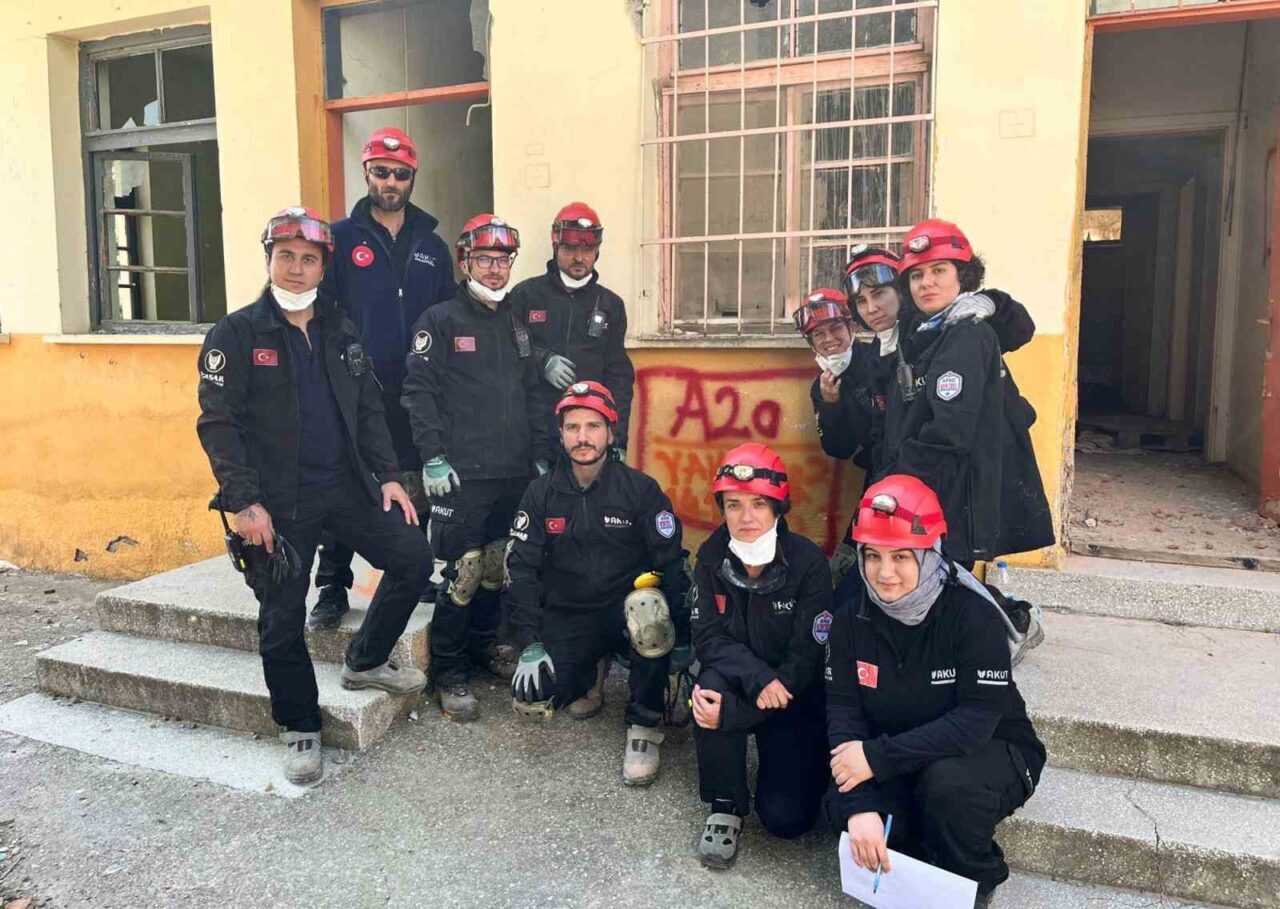 Yaşar Üniversitesi Arama Kurtarma Ekibi (YAKUT), İzmir'de düzenlenen 6,6 büyüklüğündeki