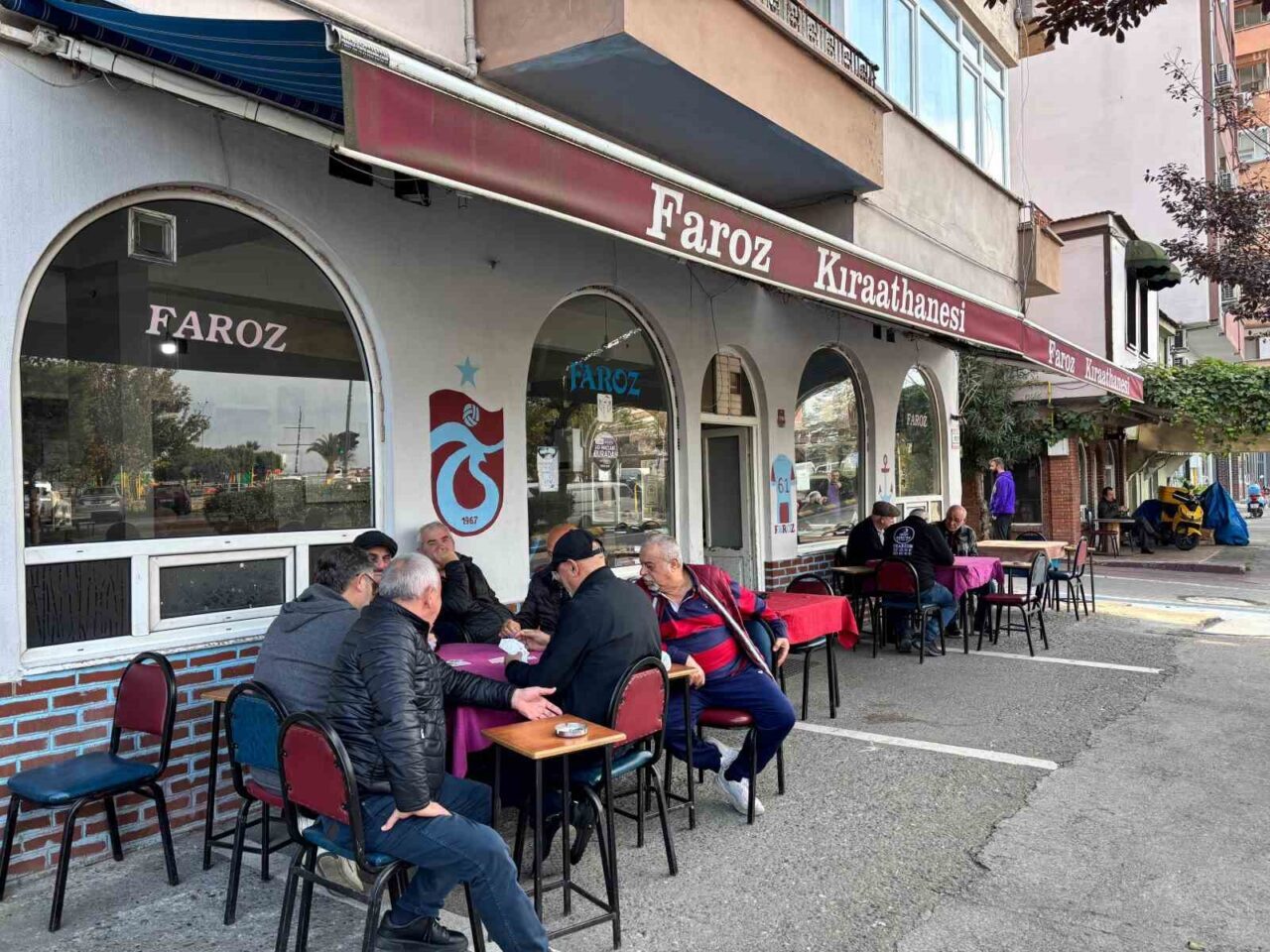 Trabzon'un Ortahisar ilçesindeki Yalı Mahallesi, mahallesinin adının "Faroz Yalı Mahallesi"