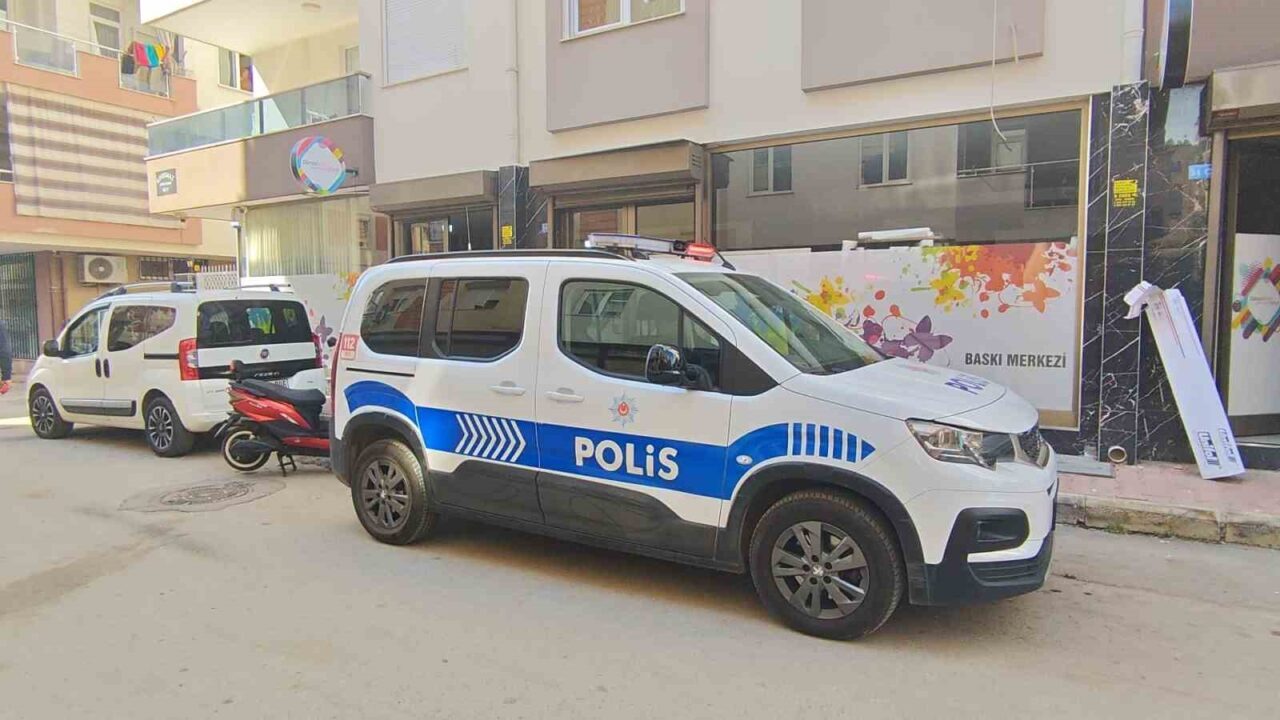 Antalya'nın Muratpaşa ilçesinde, 78 yaşındaki Ahmet Gök, evinde ölü bulundu.