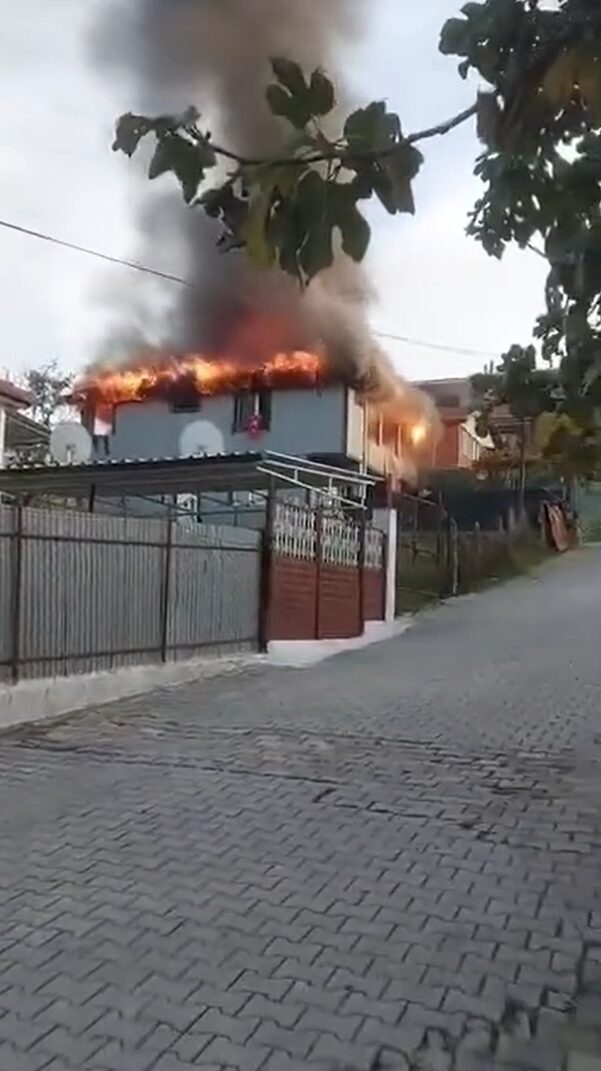 Yalova’da İki Katlı Binada Yangın Çıktı, İtfaiye Ekipleri Alevlere Müdahale Etti