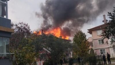 Yalova'nın Paşakent Mahallesi'nde bir binanın çatısında sebebi bilinmeyen bir yangın