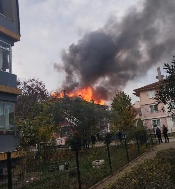 Yalova’da 3 Katlı Bina Çatısında Yangın: İtfaiye Ekipleri Olayı Kontrol Altına Aldı Yalova'nın Paşakent Mahallesi'nde bir binanın çatısında sebebi bilinmeyen bir yangın