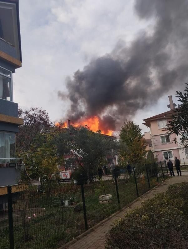 Yalova’da 3 Katlı Bina Çatısında Yangın: İtfaiye Ekipleri Olayı Kontrol Altına Aldı