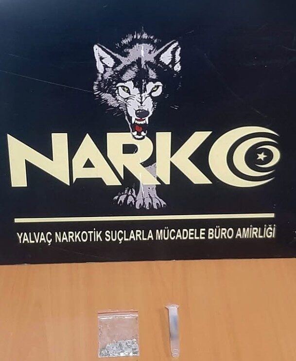 Isparta'nın Yalvaç ilçesinde polis, yapılan operasyonda 2,55 gram metamfetamin ve