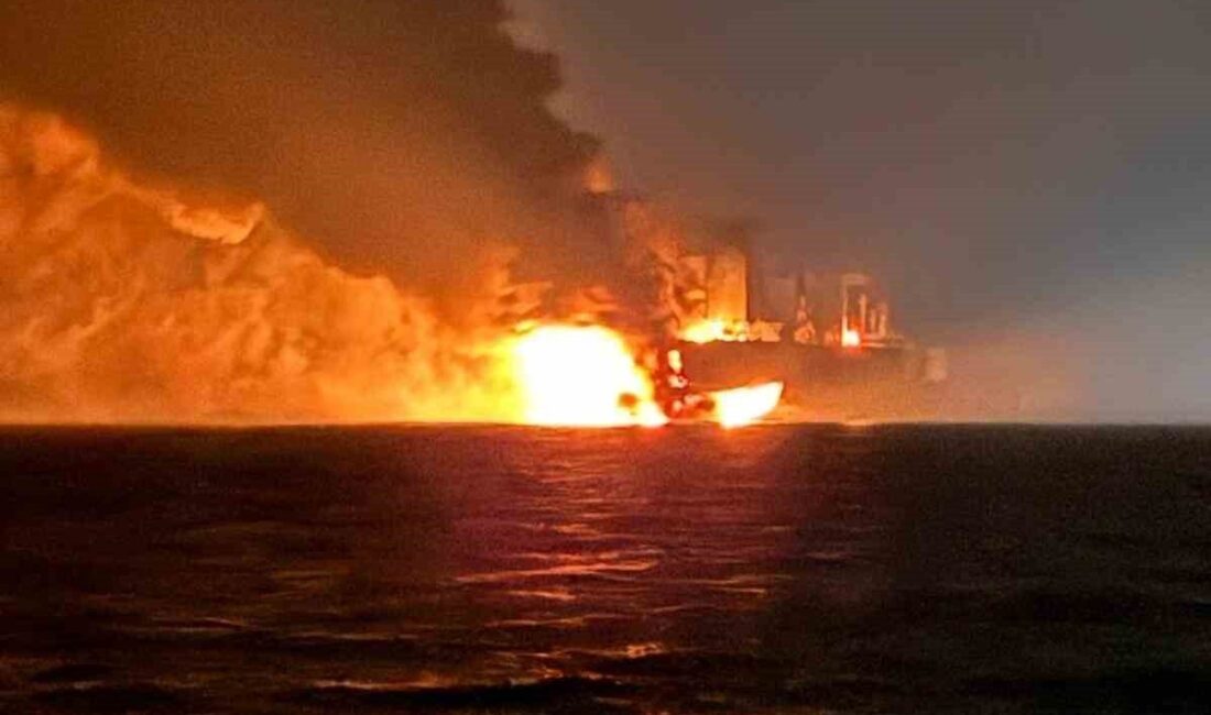 Kocaeli'nin Kandıra ilçesi Kefken açıklarında bir yabancı gemide çıkan yangın