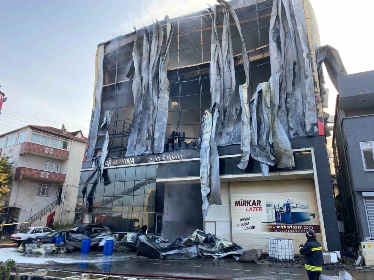 Kocaeli'nin Dilovası ilçesindeki bir parfüm dolum tesisinde çıkan yangında ağır