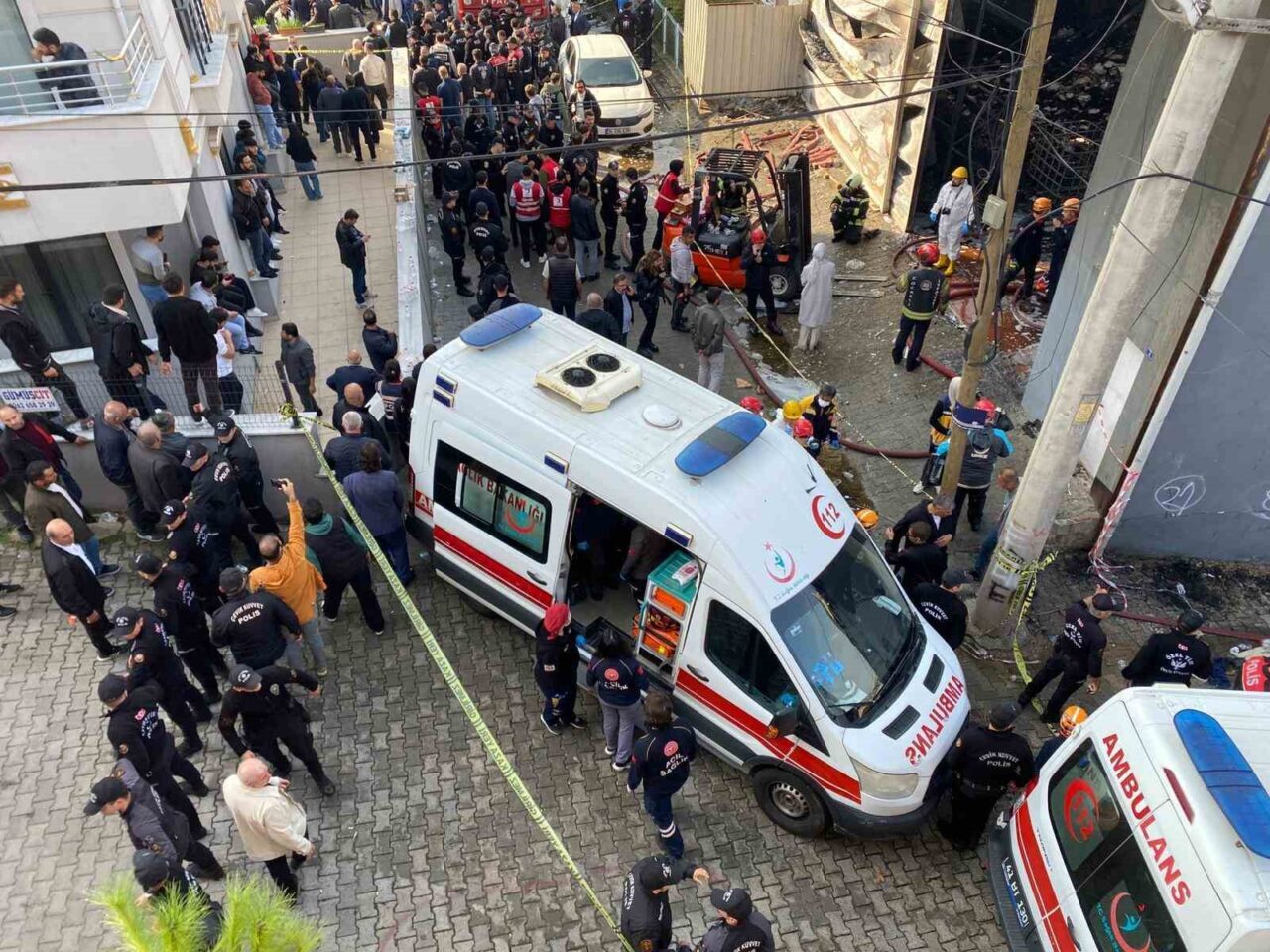 Kocaeli'nin Dilovası ilçesinde parfüm dolum tesisinde çıkan yangında 6 kişi