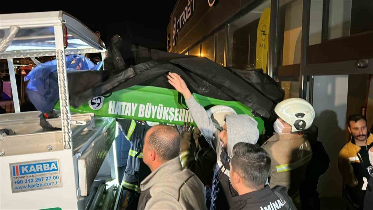 Hatay'da bir apartmanın alt katındaki galeride çıkan yangında Volkan Cansever