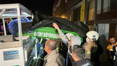 Hatay'ın Belen ilçesinde bir apartmanın alt katındaki oto galeride çıkan