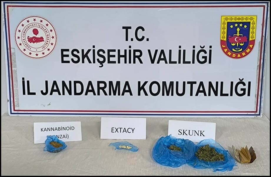 Eskişehir'in Odunpazarı ilçesinde jandarma ekipleri tarafından durdurulan bir araçta, şüpheli