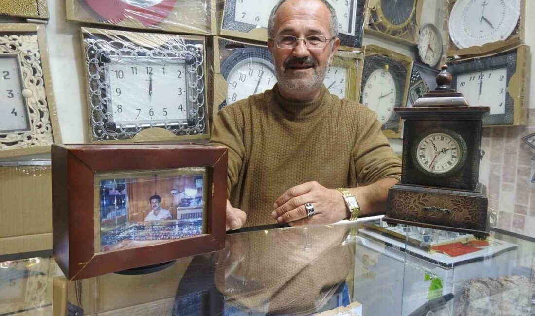 İstanbul ve Kilis'te 50 yıldır saat tamirciliği yapan Ali Bora,