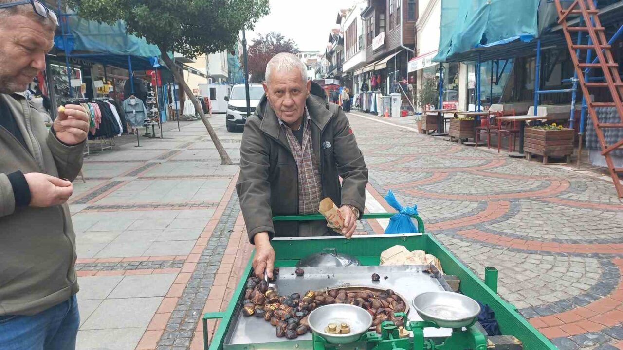 Edirne'de 73 yaşındaki Yılmaz Erol, 50 yıldır kestane satışı yaparak