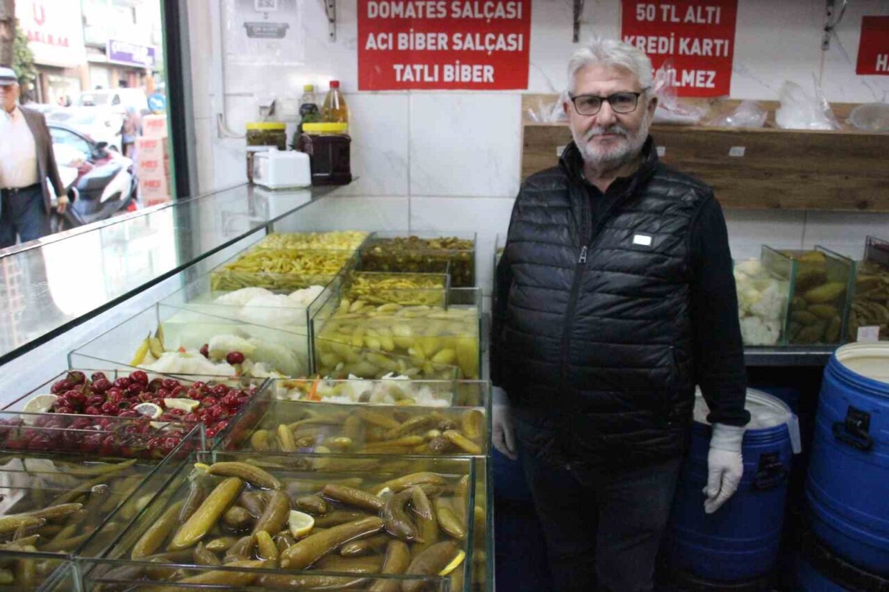 Aydın'da kış mevsimiyle birlikte turşu satışları artış gösterdi. Yarım asırlık